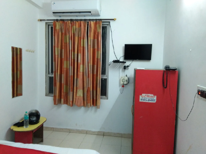 1 x  AC ROOM